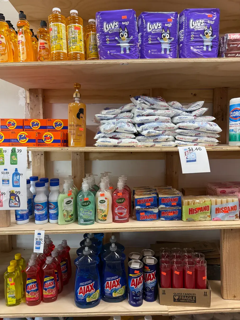 Shopping aisles at Mercado La Riqueza